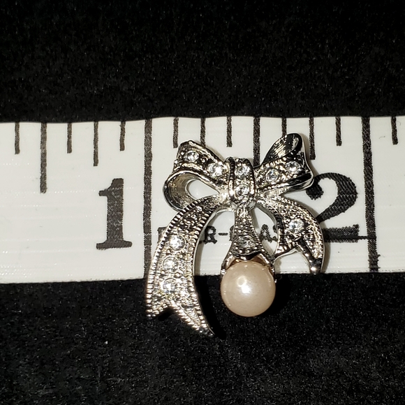 VNTG Lilylin Crystal & Faux Pearl Silvertone Heart & Bows Brooch and Earring set - Picture 12 of 13